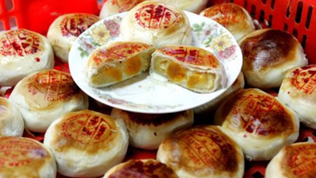 Bánh pía - đặc sản nổi tiếng của tỉnh Sóc Trăng.